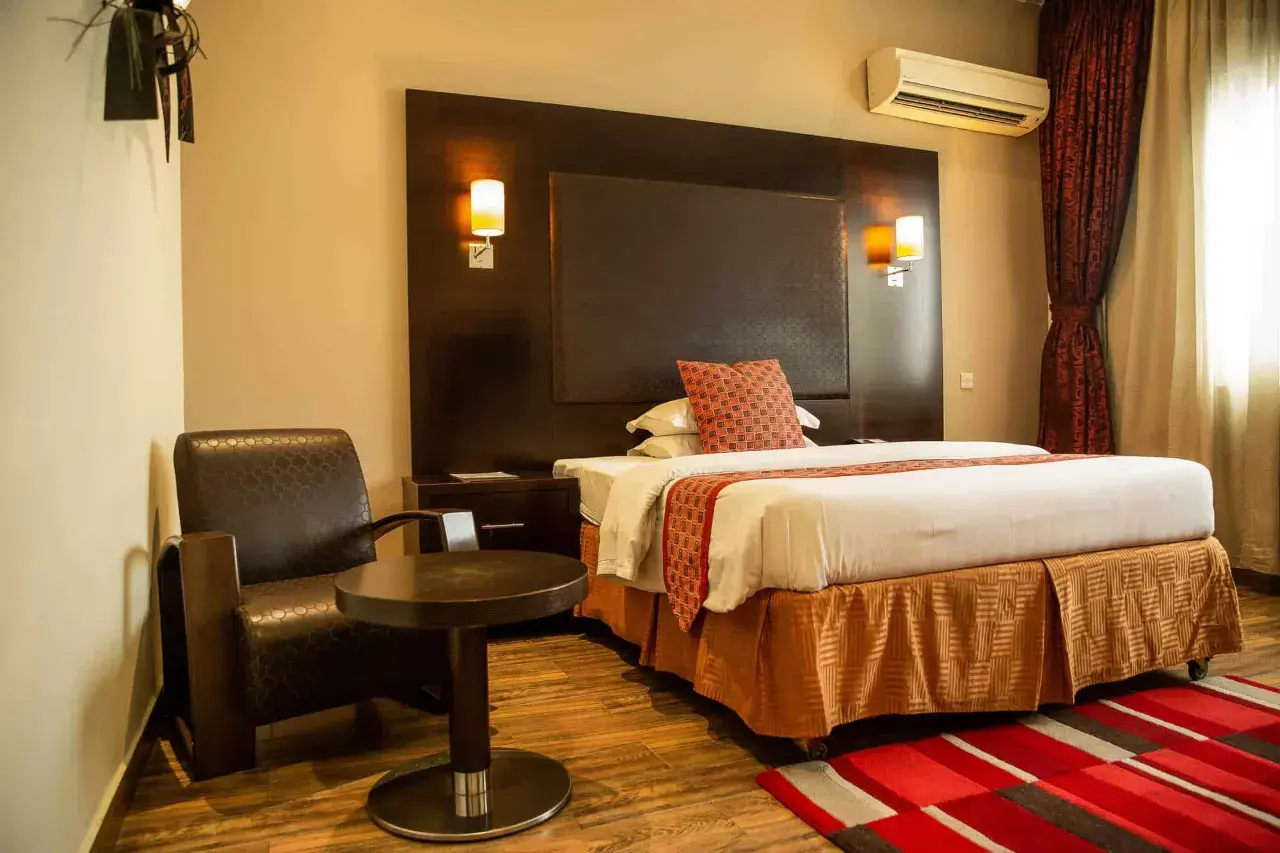 /web/uploads/116/The Regent Luxury Suites/room-photos/Standard Suite /regent9.jpg